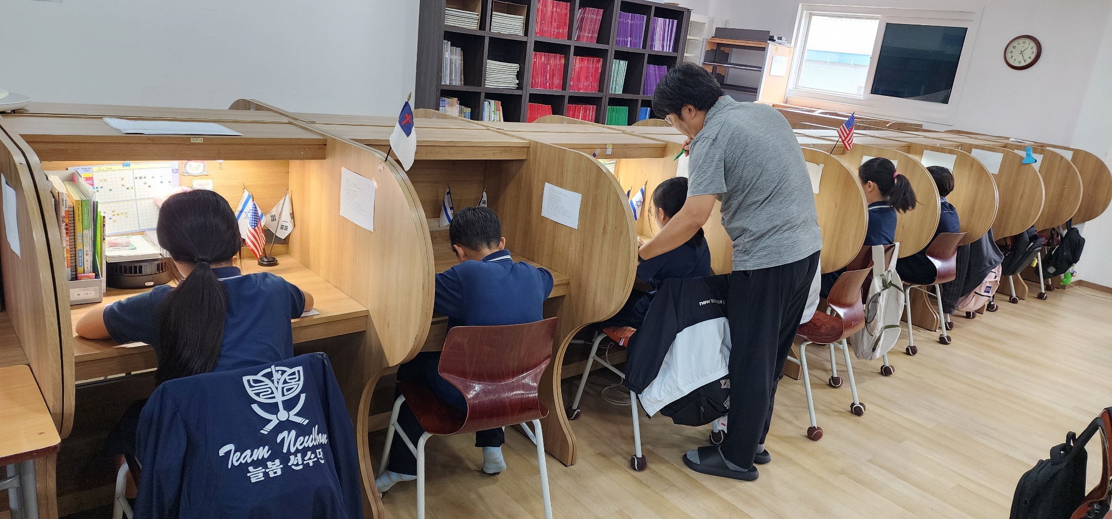 교사가 개별 학생을 코칭하는 모습