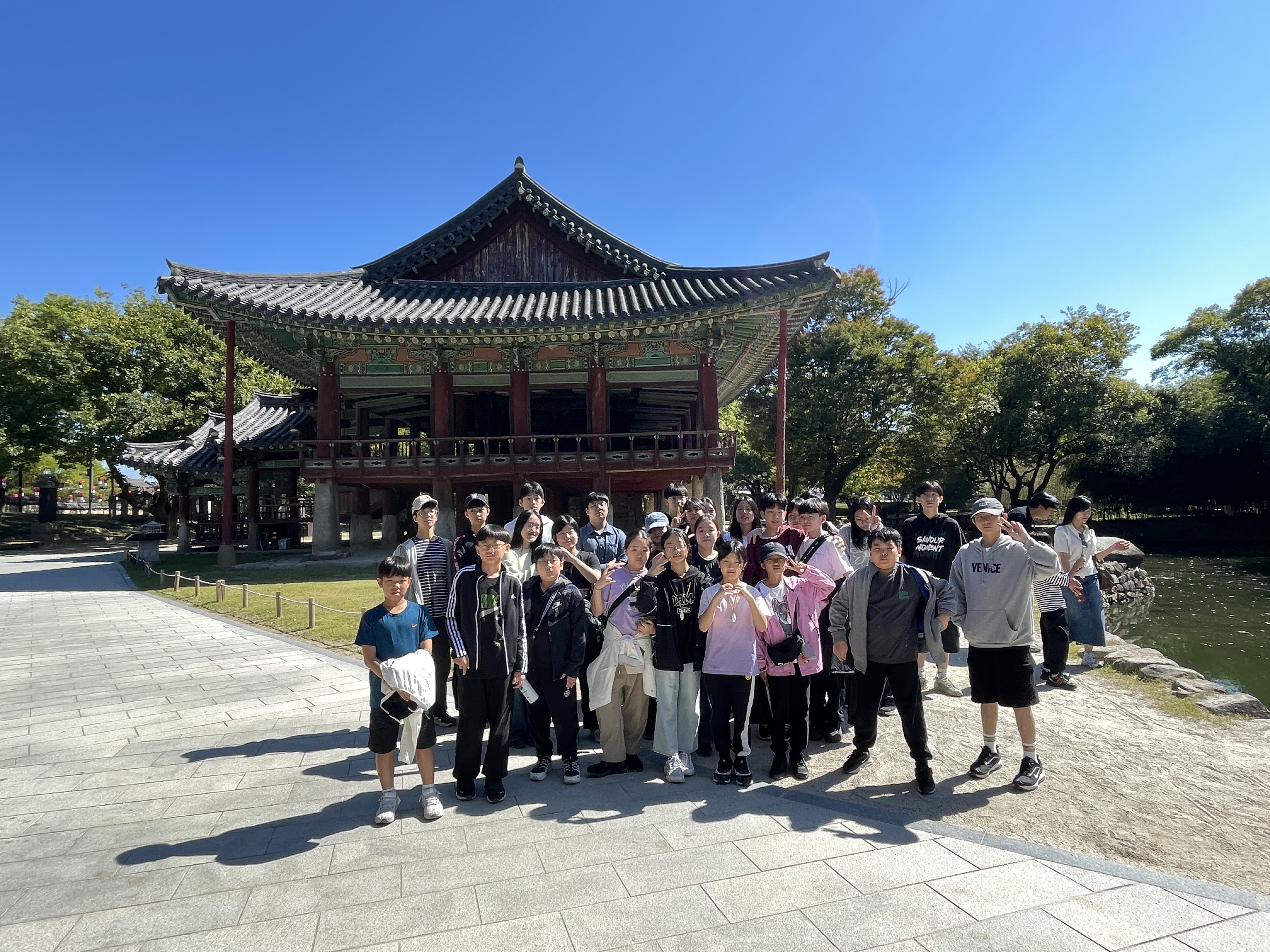 전통 건축물 앞에서 현장 체험학습에 참여한 중고등부 학생들